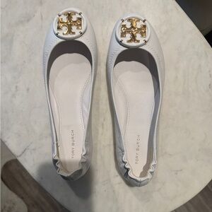 Tory Burch White Leather Logo Ballet Flats with Gold Emblem Sz 6